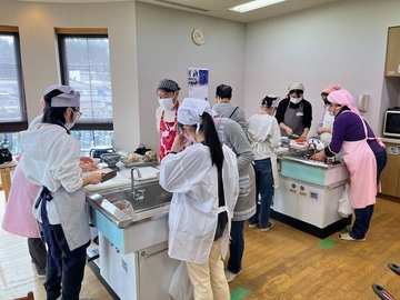 食生活改善推進員が小・中学生と調理実習を行っている写真です。